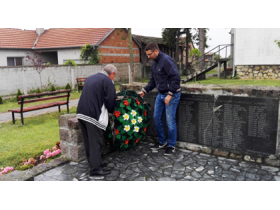 Поводом сеоске славе положени венци на спомен обележја